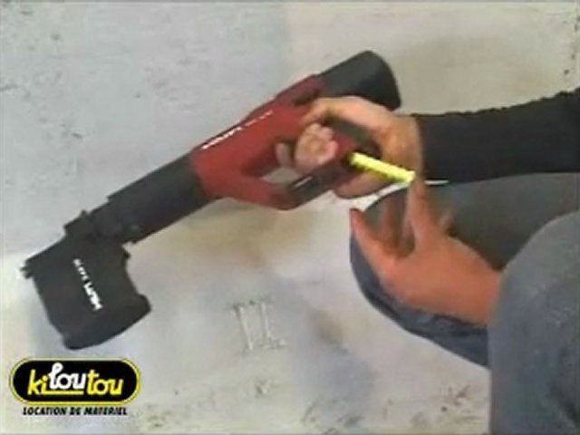 Comment se servir d'un pistolet à clous pour fixer tous types de matériaux  ? - Vidéo Dailymotion