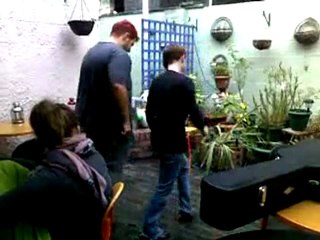 andrew, sa guitare et ses groupies