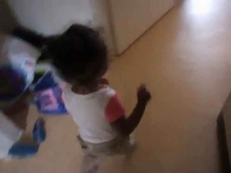 Odélia 18 mois qui galope qui galope