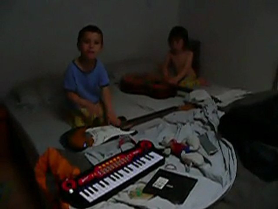 Néo et Shaïna chantent "Une souris verte" en duo.