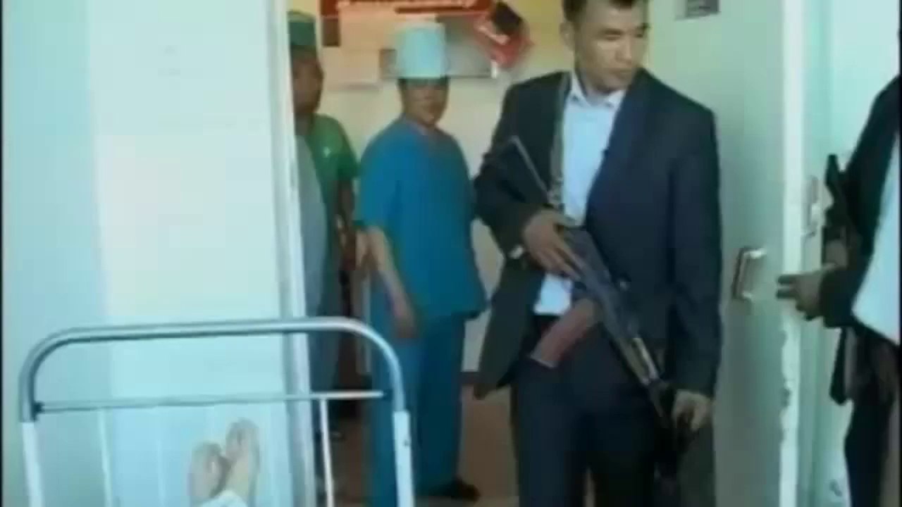 Kyrgyzstan - La presidente Roza Otunbayeva visita i profughi di Osh