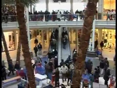 Icaro Tv. Aperture domenicali, parlano i lavoratori