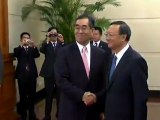 Japanese FM Visits Beijing to Mend Bilateral Ties