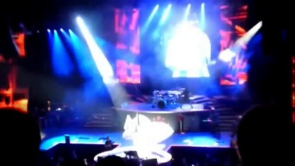 Dublino - Guns N' Roses fanno ritardo. Presi a bottigliate sul palco