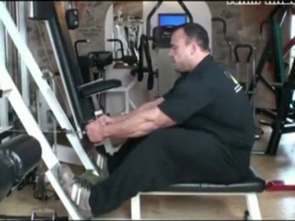 Tirages à la poulie basse en prise serrée, mains en semi- pronation