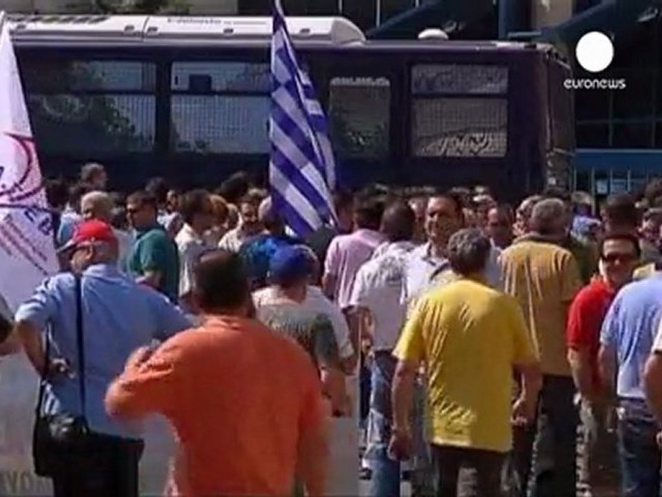 Striking taxi drivers block roads in Athens