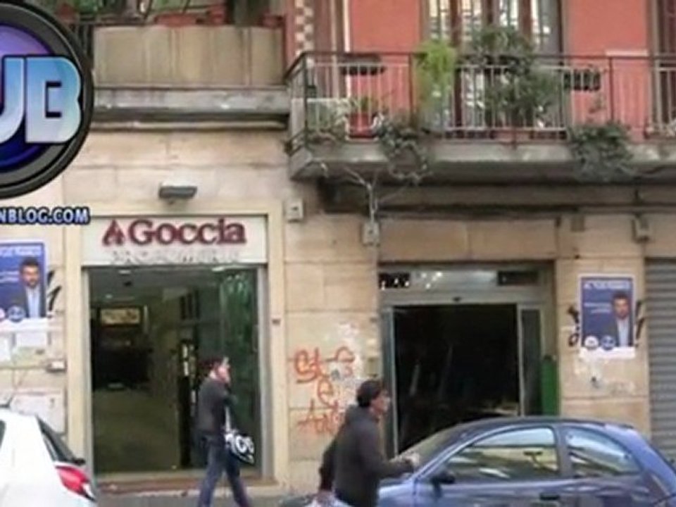 Insorgenza e Sinistra imbrattano Napoli con i manifesti abusivi