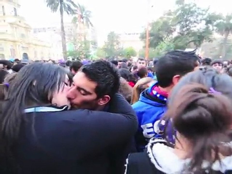 Estudiantes se besan para protestar por mejor e...