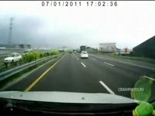 Reifen platzt auf der Autobahn