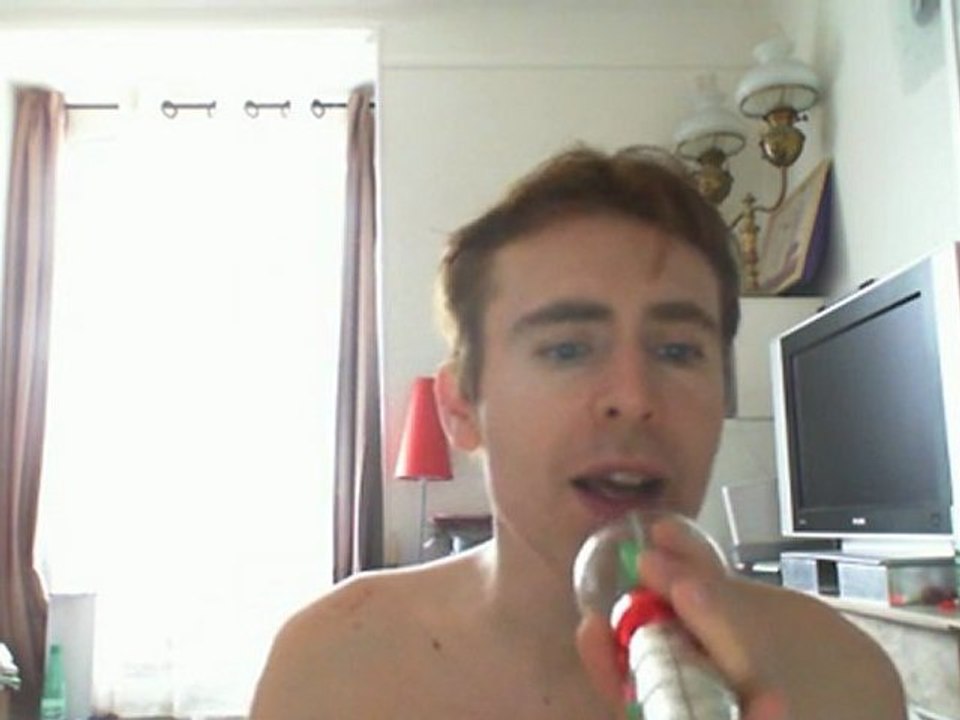 Wiwi égratigne "tes yeux"