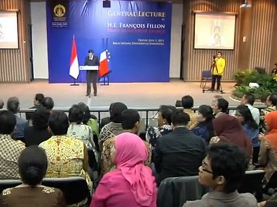 Fillon répond aux questions des étudiants à Jakarta