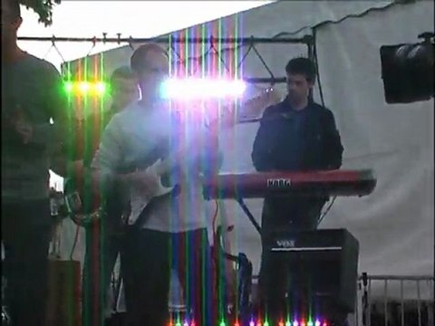 Extrait du concert du groupe So groove sur la scène Mobil'Jam, lors de la fête de la musique à Vannes, le 21 juin 2011