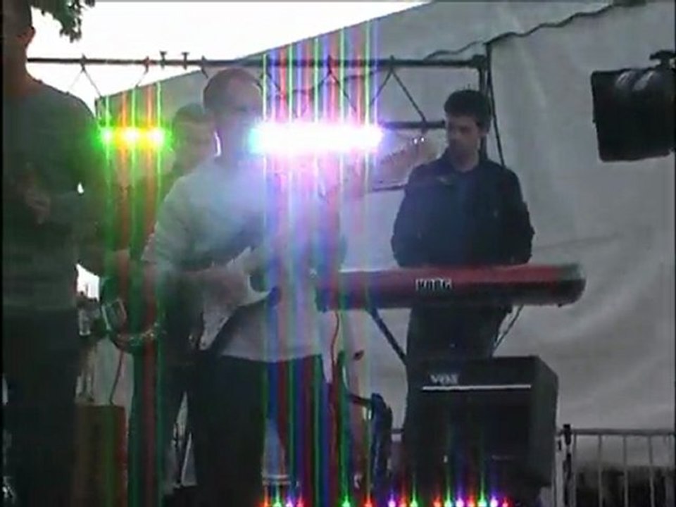 Extrait du concert du groupe "So groove" sur la scène Mobil'Jam, lors de la fête de la musique à Vannes, le 21 juin 2011