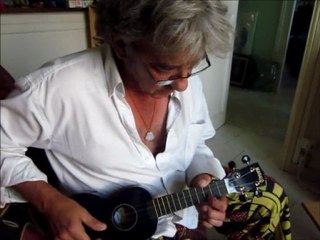 My Dad's playing around with my ukulélé.