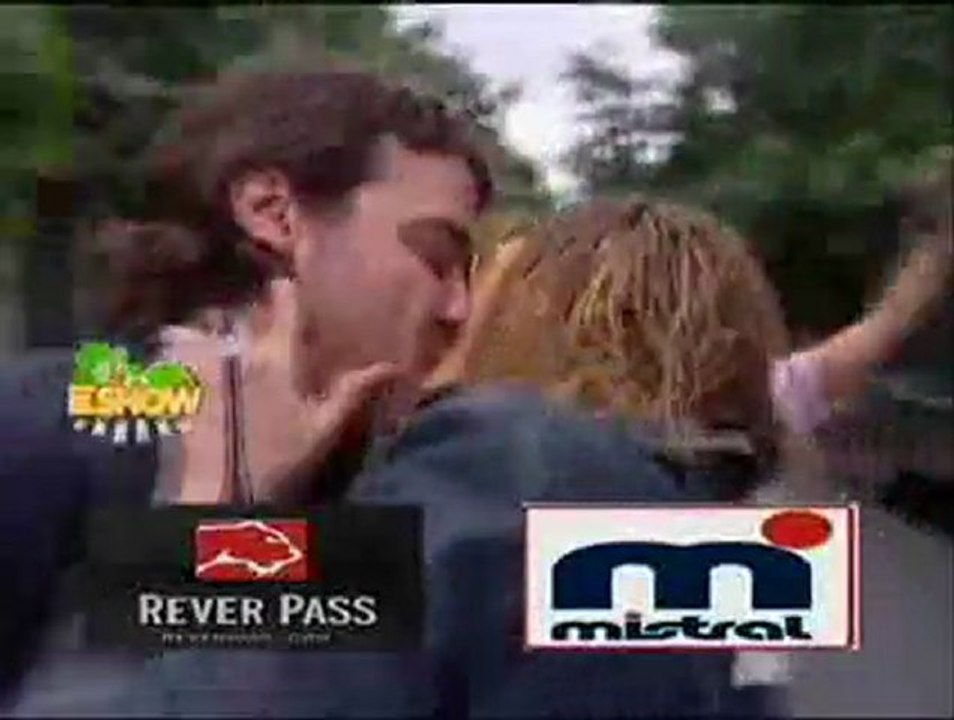 P&P - Peter y Paula recrean el Beso bajo la lluvia