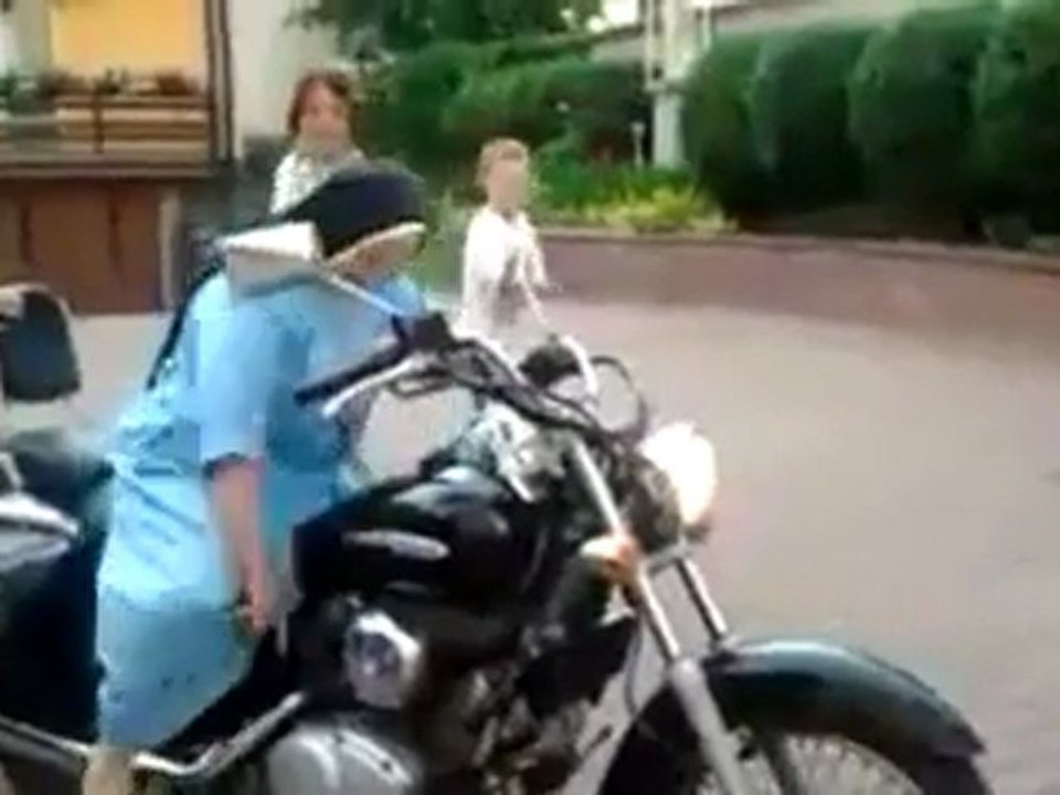 Nonne fährt Motorrad Fail