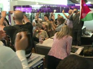 Manifestation à Roissy de voyageurs "indésirables" en Israël
