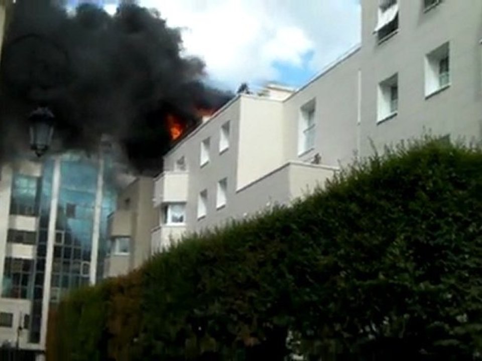 Feu rue Voltaire à Puteaux le 8/07/11 (2)