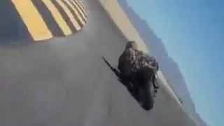 Un motard touche le sol avec son casque