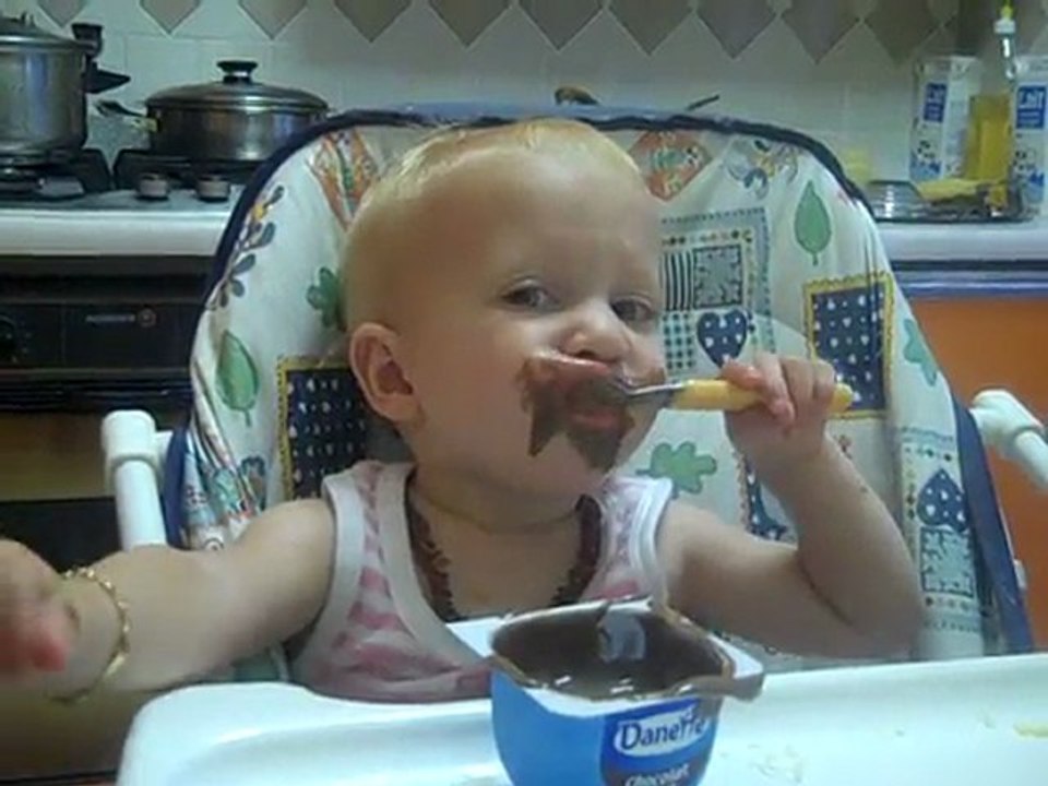 Abby mange de la danette toute seule, puis en donne à papy