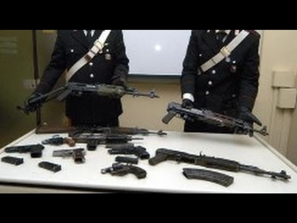Scampia (NA) - Camorra, arsenale del clan Di Lauro scoperto al Rione dei Fiori