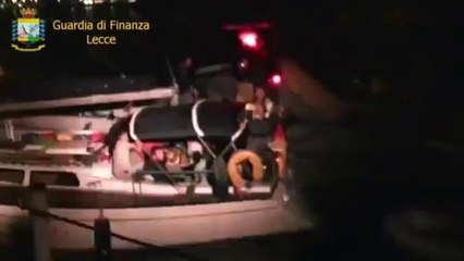 Descargar video: Santa Maria di Leuca (LE) - Nuovo sbarco di immigrati sulle coste salentine