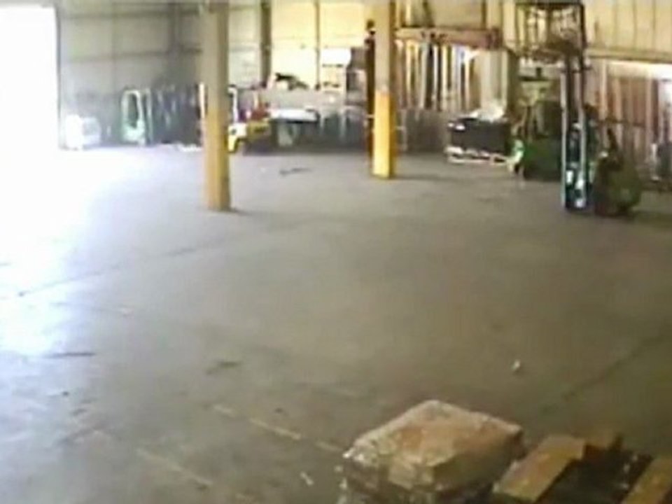 Gabelstapler kippt mit den Arbeitnehmervertretern in Mann Käfig Fail