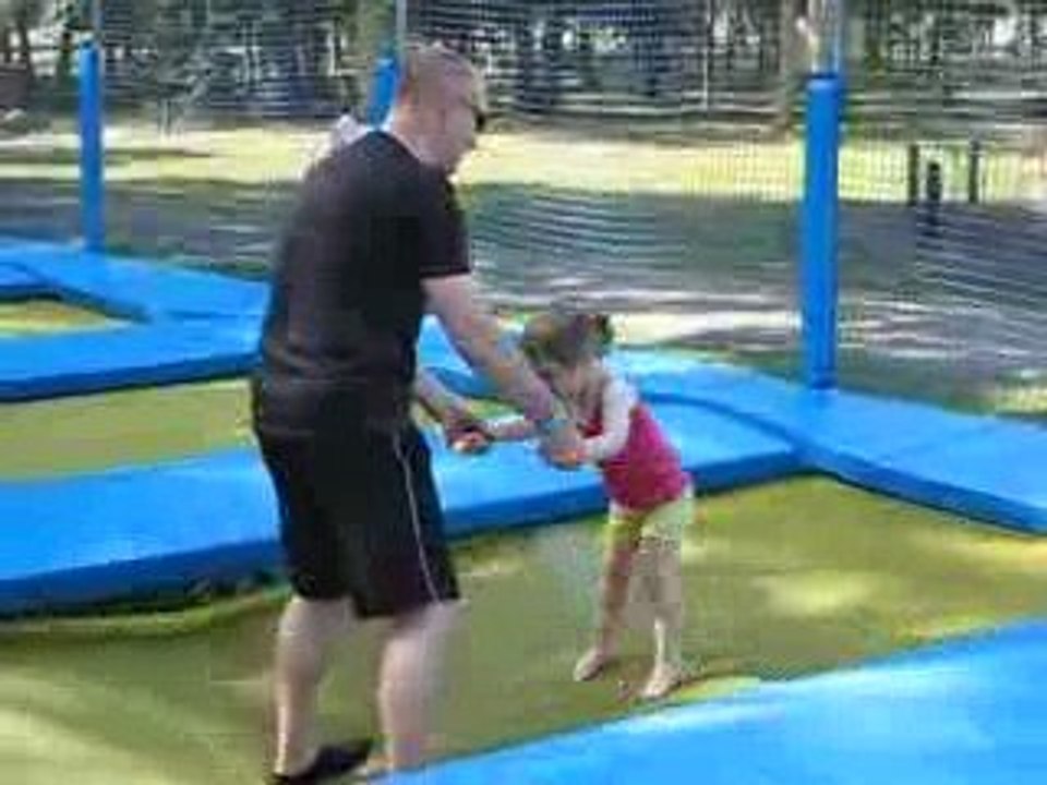 Chloé sur le trampoline à Babyland