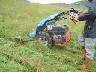 BİÇER İLE OT BİÇME GÖRÜNTÜSÜ