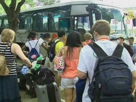 Пекин выпускает иностранных школьников, после карантина