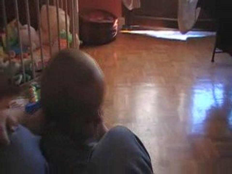 Noa de 4 pattes à debout !