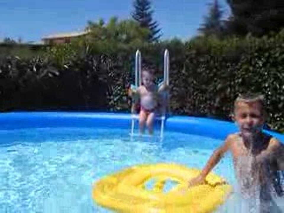 Lina dans la piscine