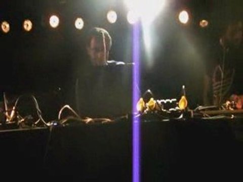 Live beatmaking of Saneyes at the Night with 9th Wonder