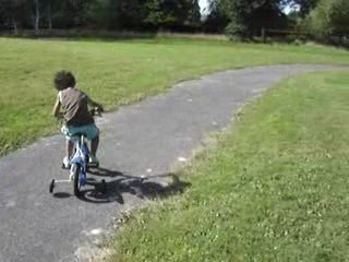 Elhadj fait du vélo