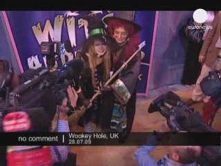 Plus de 300 Sorcières Font la Queue pour une Audition Magique à Wookey Hole ✨