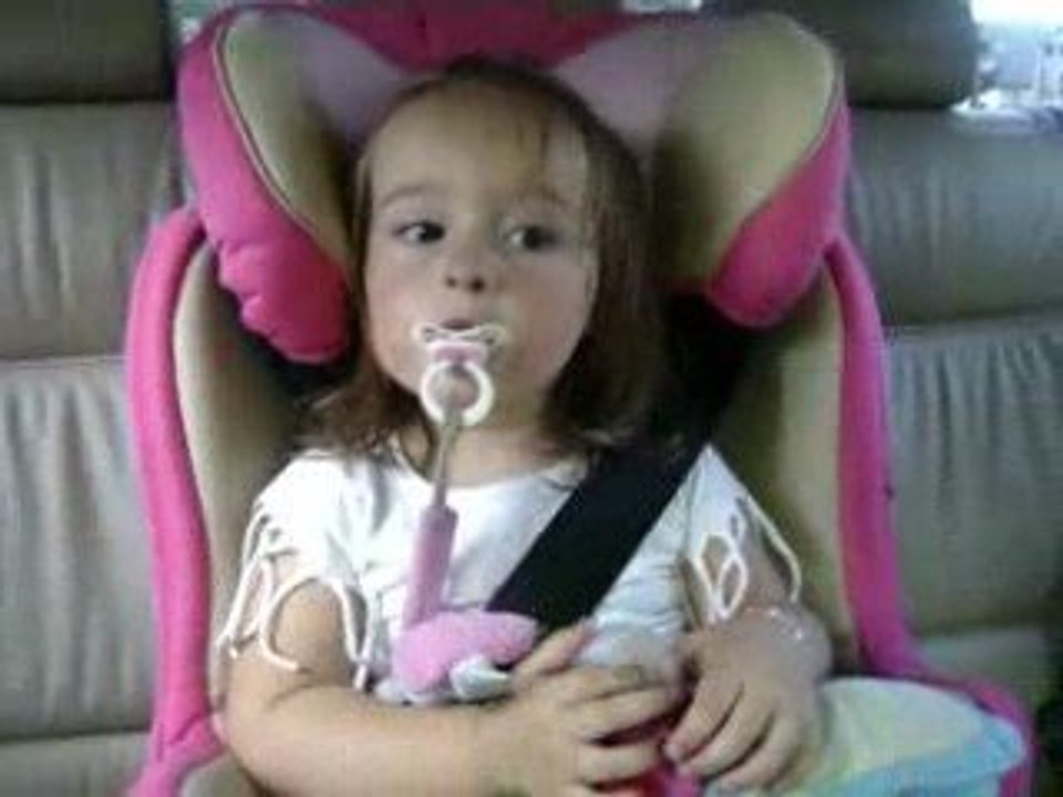 nora regarde bomba