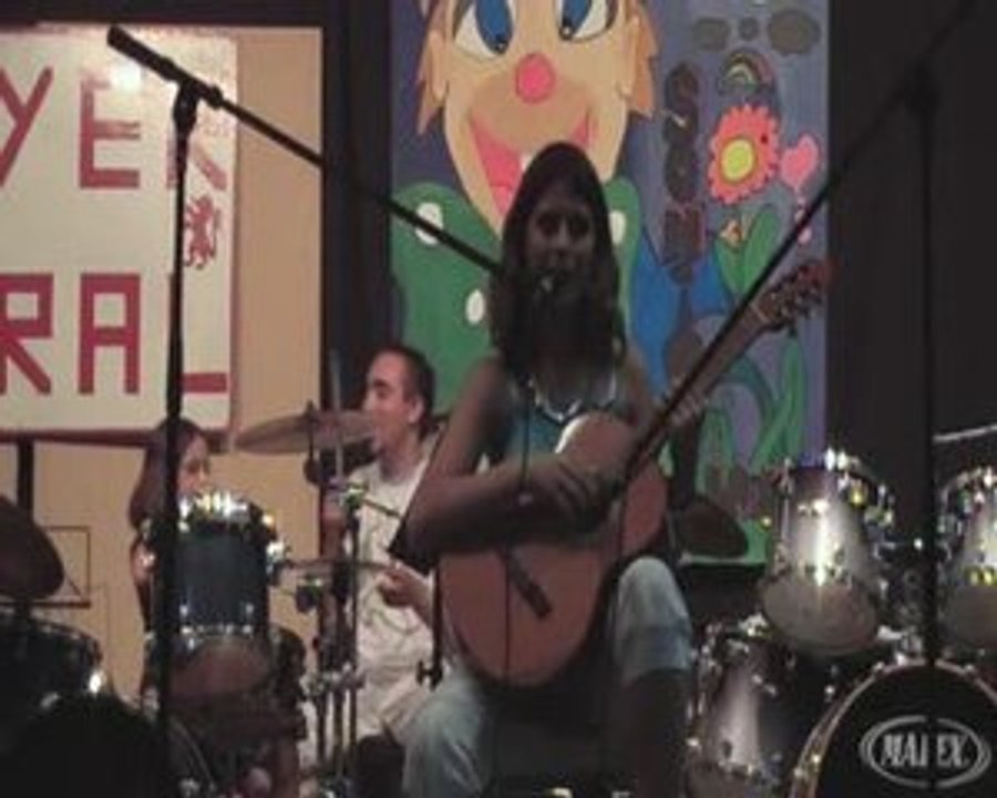 Duo, chant/guitare/batterie  (  Hit Lerele )