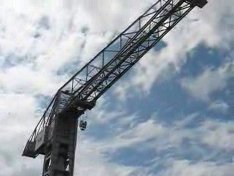 Nantes : Grue Titan grise