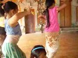 BALI : ecole de danses traditionnelles pour petites filles