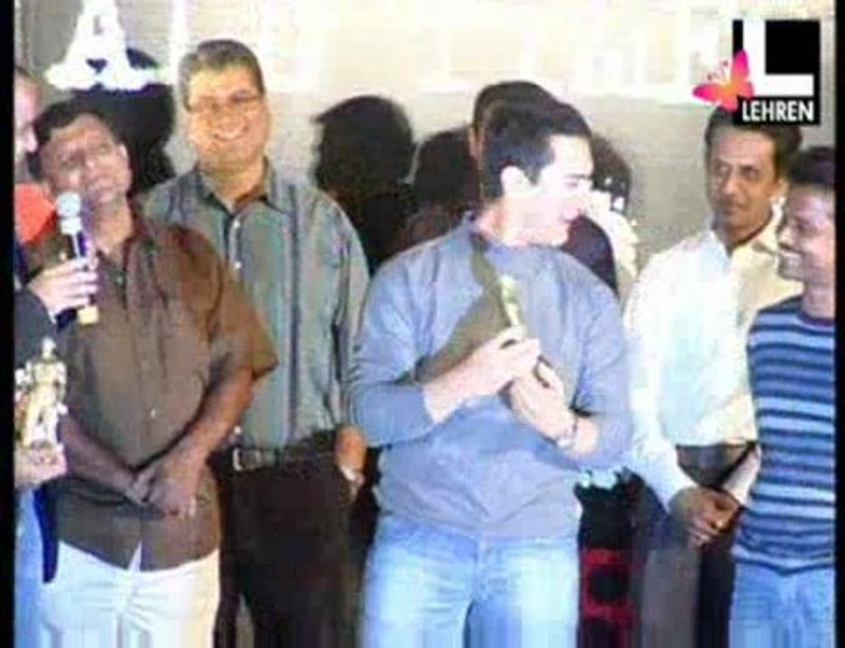 Aamir’s Six Packs Abs in Golden Statue