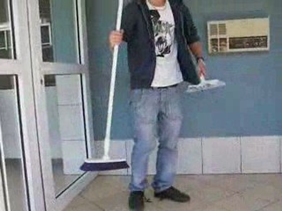 Ti frère en mode femme de menage :p Pas mal le calecons =)