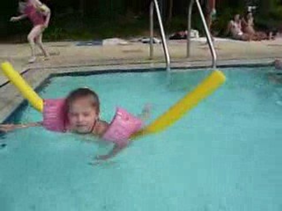 Léana nageotte sur sa frite à la piscine