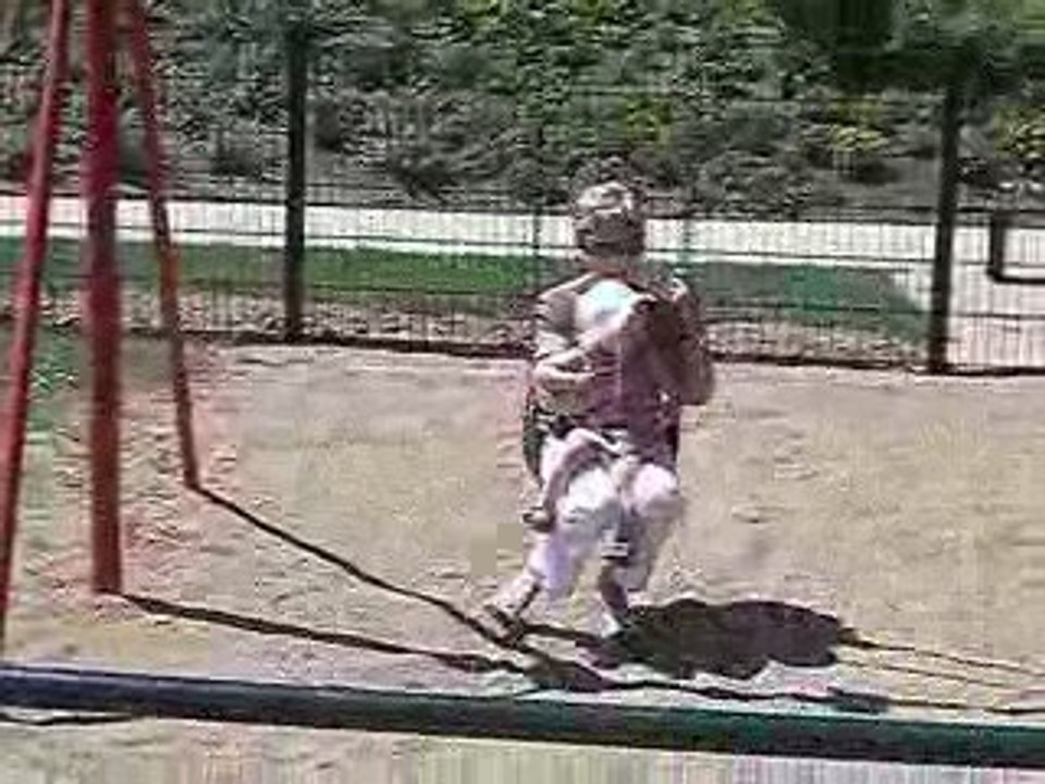 zoé sur la balnçoire avec sa mamie