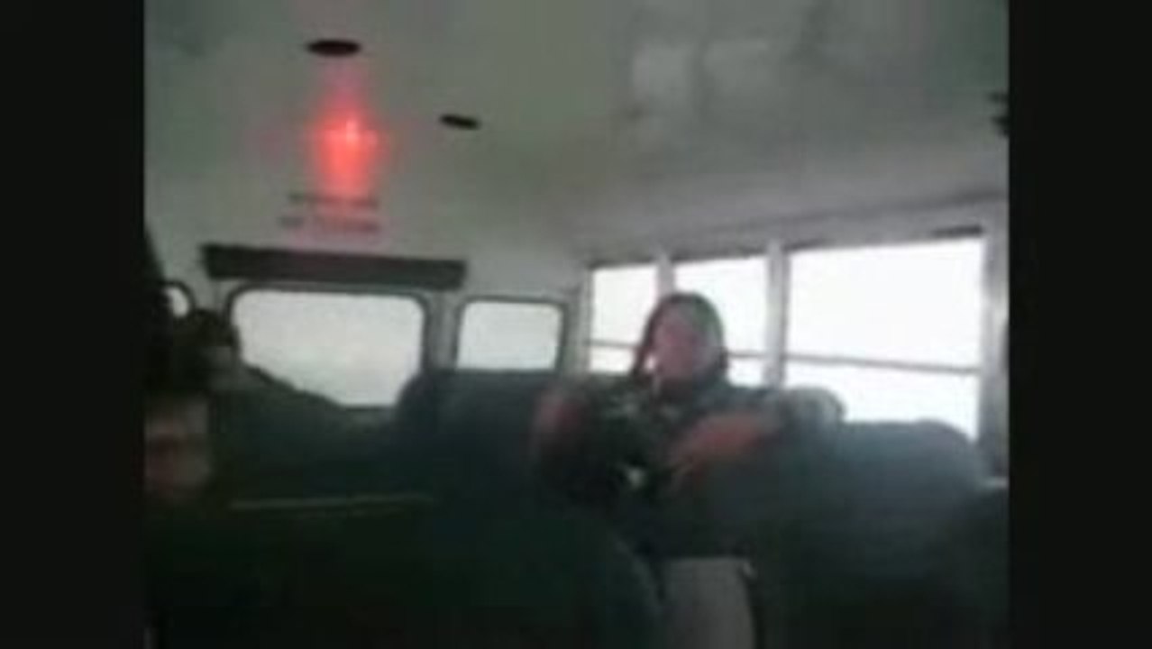 un bus passe sur un dos d'ane