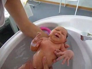 Maman donne son premier bain à Zoé