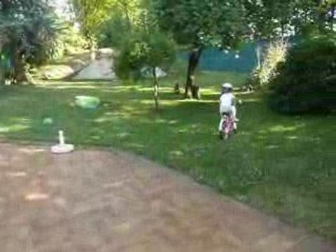 Laura fait du vélo sans les roulettes ! 4 ans 1/2