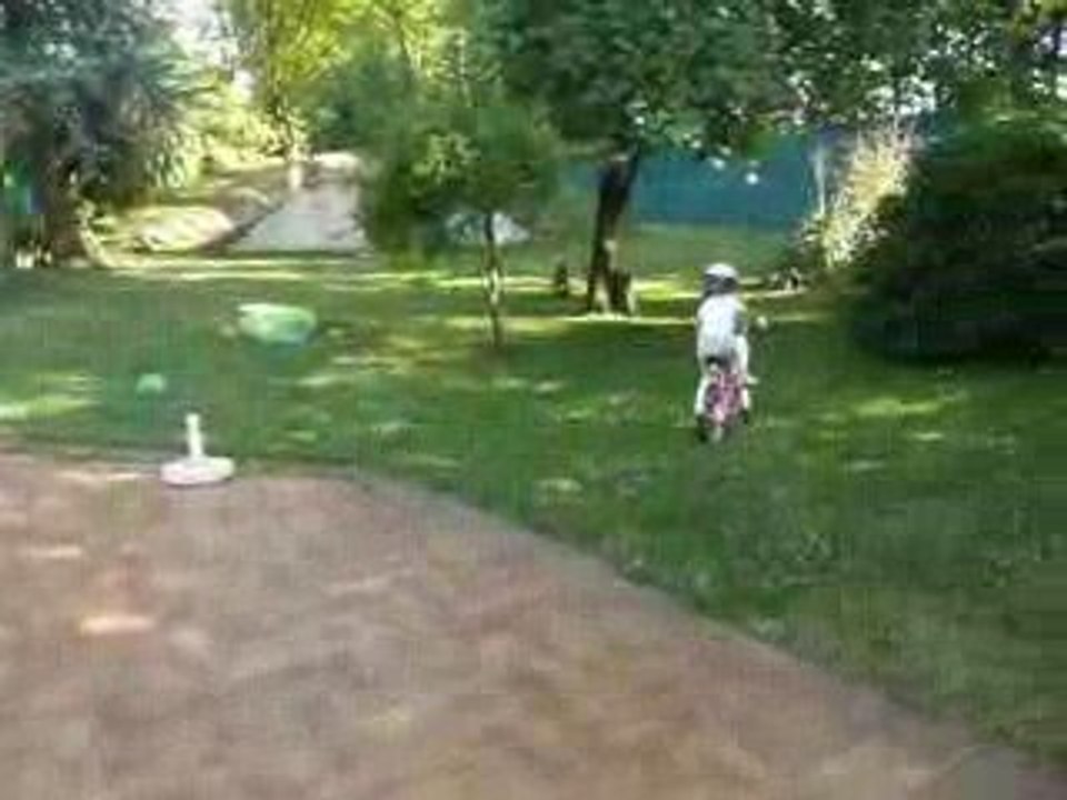 Laura fait du vélo sans les roulettes ! 4 ans 1/2
