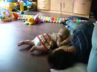 Ève qui marche à 4 pattes