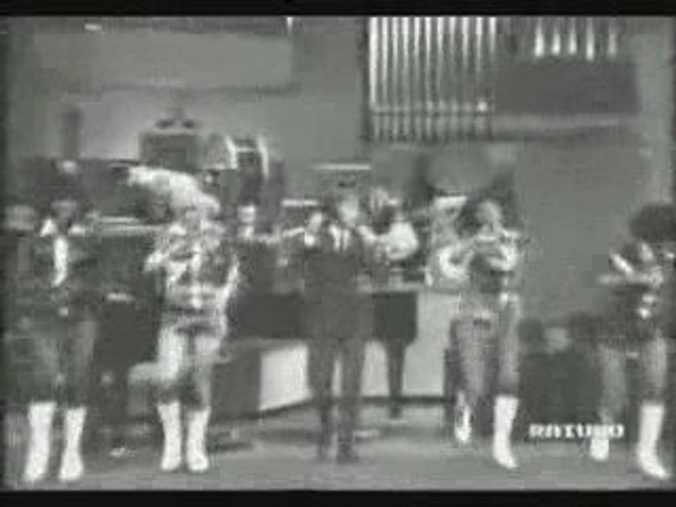 CLAUDE FRANCOIS CHANTE EN ITALIEN MAIS QUAND LE MATIN