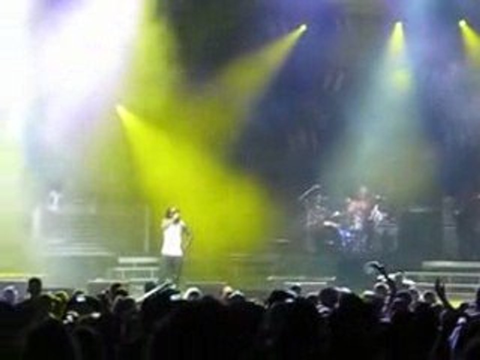 Drake fait une chute en plein concert